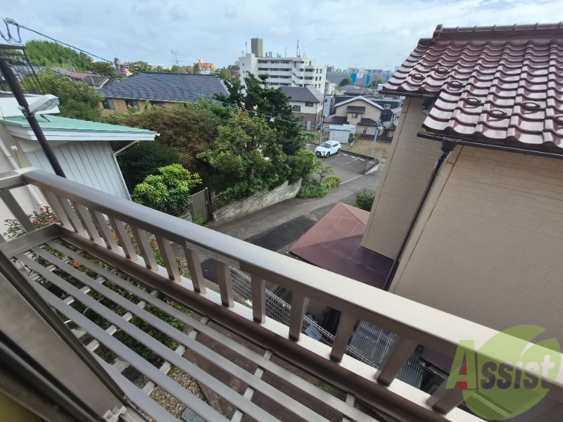 バルコニー　窓からは大きな空が良く見える気持ちのいい景色が見えます。