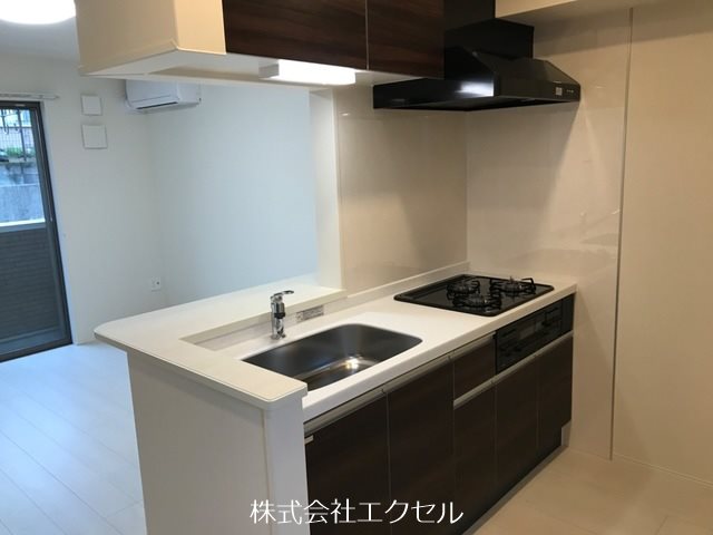 キッチン　3口コンロとグリル付きのカウンターキッチンです。