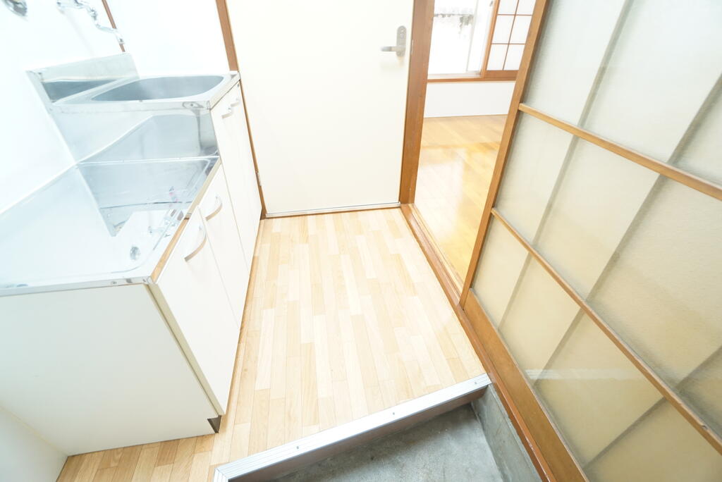玄関　※同物件別号室の参考写真です。