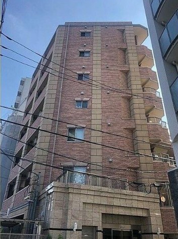 建物外観　鉄筋コンクリート造のがっちりとした建物。