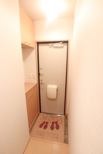 玄関　※２階同一間取の参考写真です