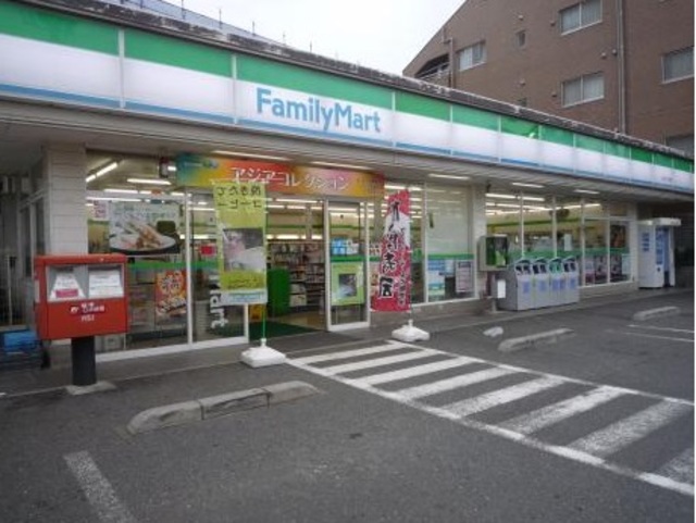 コンビニ　ファミリーマート桜川三丁目店（コンビニ）まで327m
