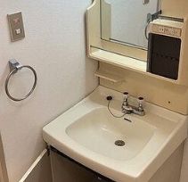 洗面設備　ゆったりとスペースのある洗面所