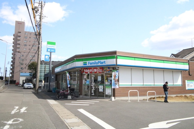 コンビニ　ファミリーマート 万場大橋店（コンビニ）まで200m