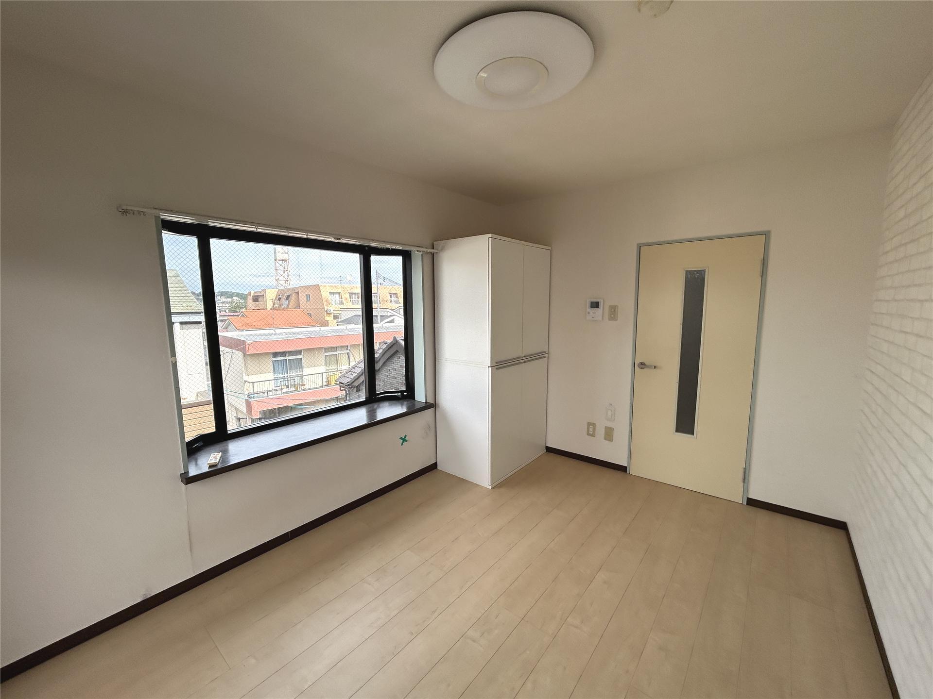 居室・リビング　2面採光の明るい洋室のお部屋です