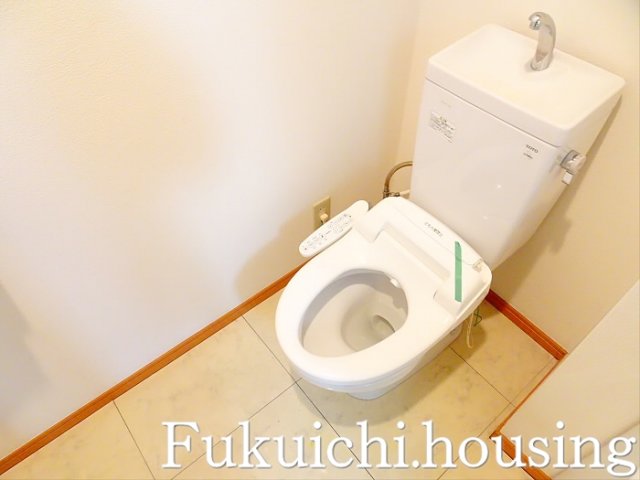 京王線 明大前駅 徒歩1分 4階建 築55年のトイレ写真