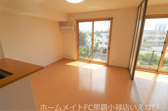 居室・リビング　※別部屋のお写真となります。