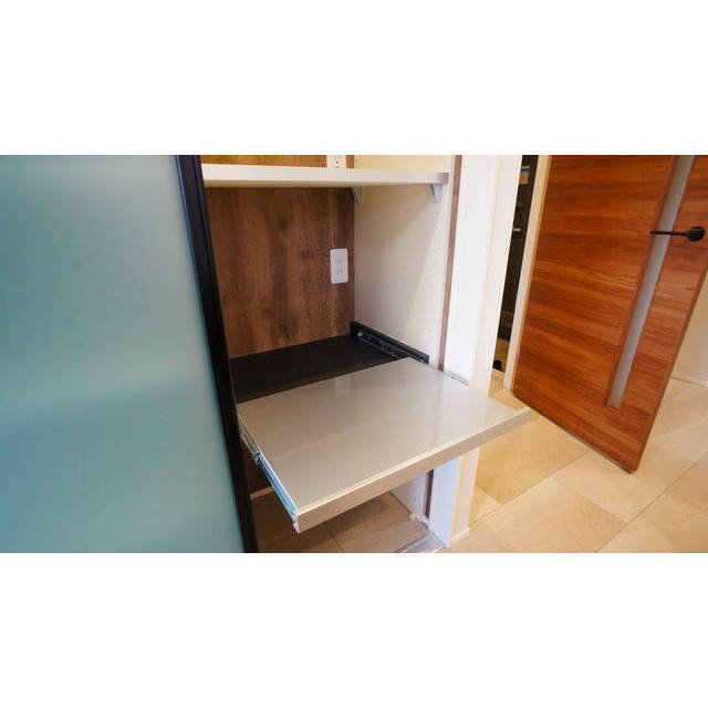 その他設備　キッチン横収納にレンジ台もあります