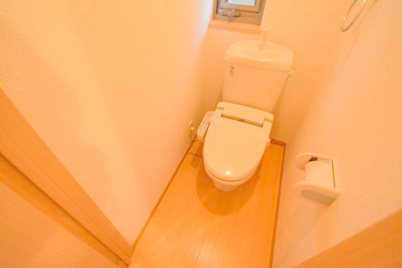 トイレ　綺麗なトイレにはウォシュレット標準装備です。