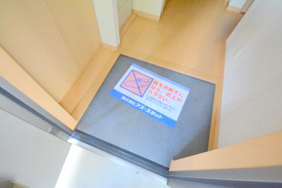 玄関　玄関に入るとお部屋まで一直線、明るい光が差し込みます。