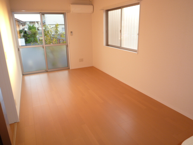 居室・リビング　明るいリビング・横の窓はありません