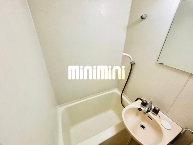 バス・シャワールーム　３点ユニットバスの浴槽