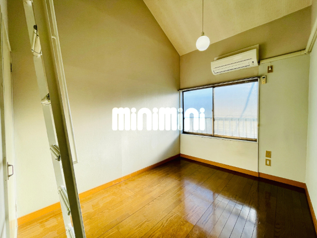 居室・リビング　南向きで日当たり良好な明るい居室