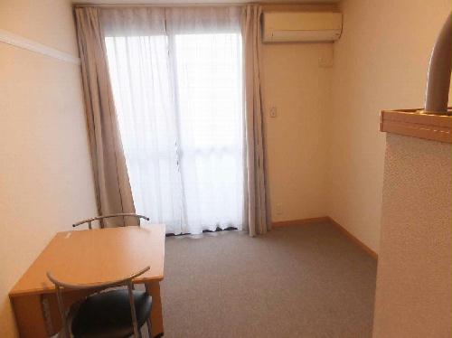 居室・リビング　カーテンやテーブルも備え付けです