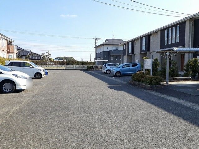 【小城市三日月町久米のアパートの駐車場】