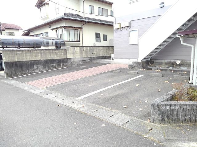 【岩沼市松ケ丘のアパートの駐車場】