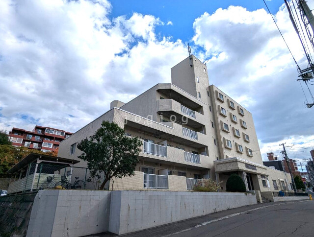 札幌市南区澄川四条のマンションの建物外観