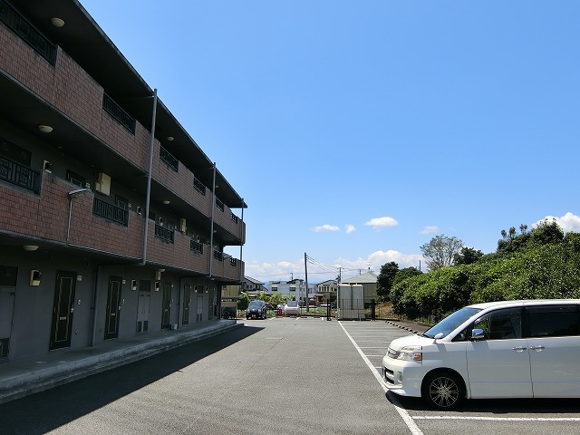 【富士市一色のマンションの駐車場】