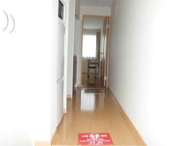 玄関　通路の奥が居室です。