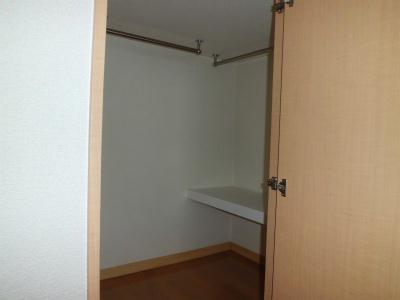 収納　ベッドの下は、ウォークインクローゼットになっています。