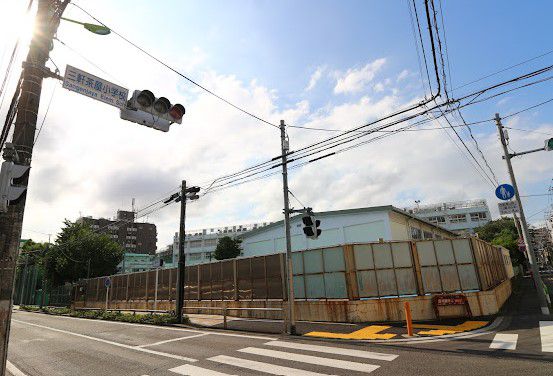 【ステージファースト三軒茶屋アジールコートの小学校】