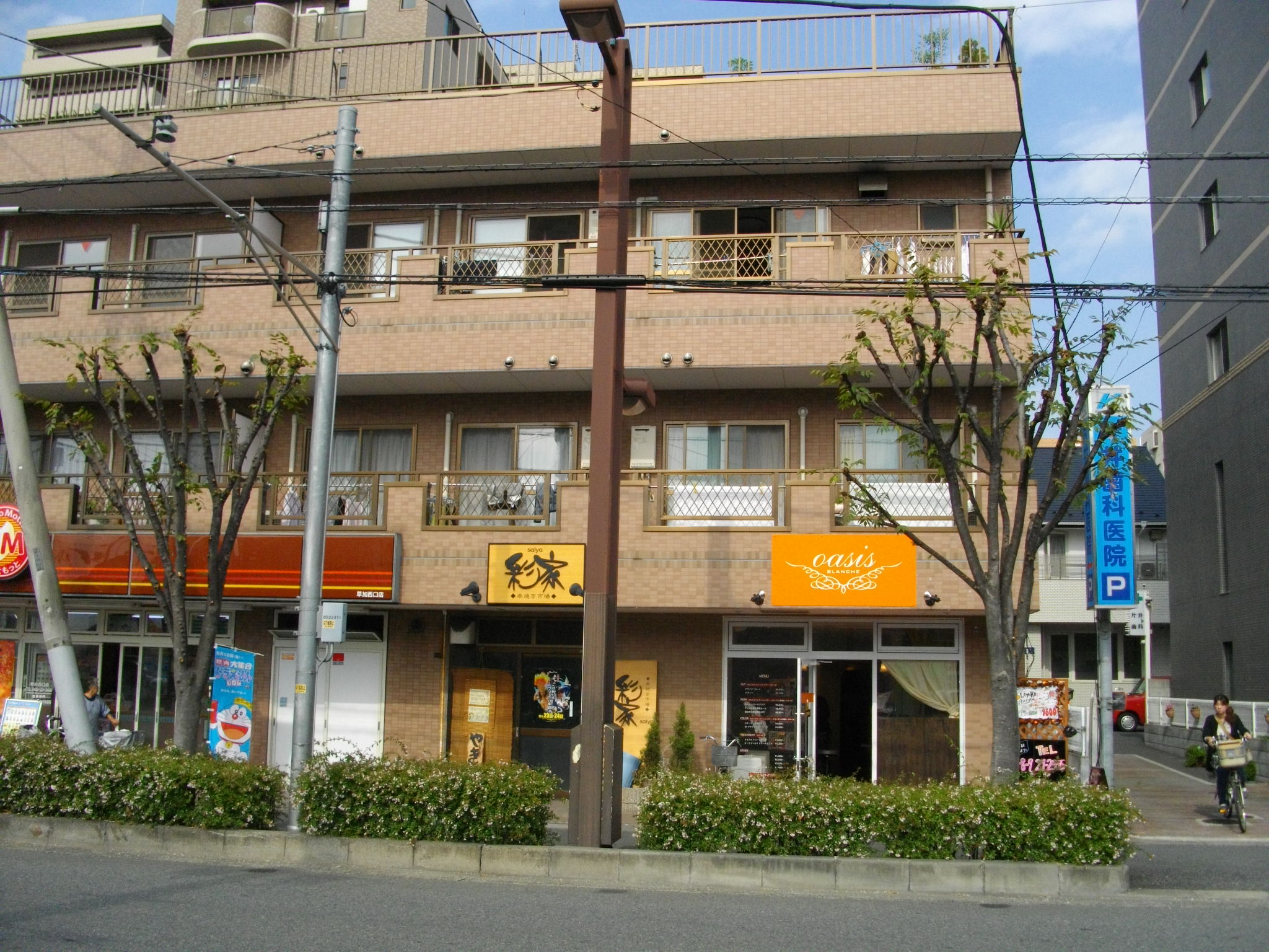 草加市氷川町のマンションの建物外観