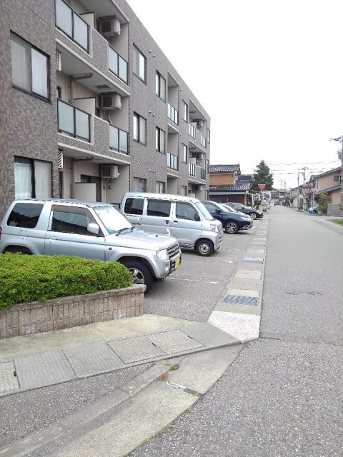 【金沢市松村のマンションの駐車場】