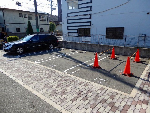 【八尾市中田のアパートの駐車場】