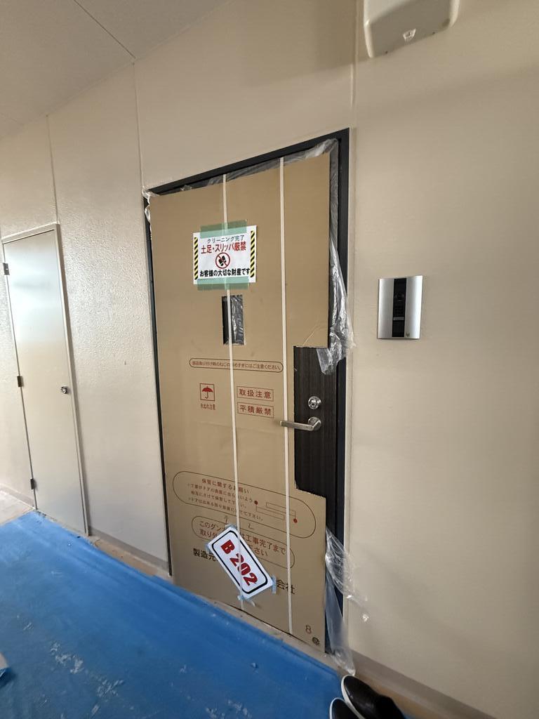 玄関　工事完了前の内装状況を撮影した写真です
