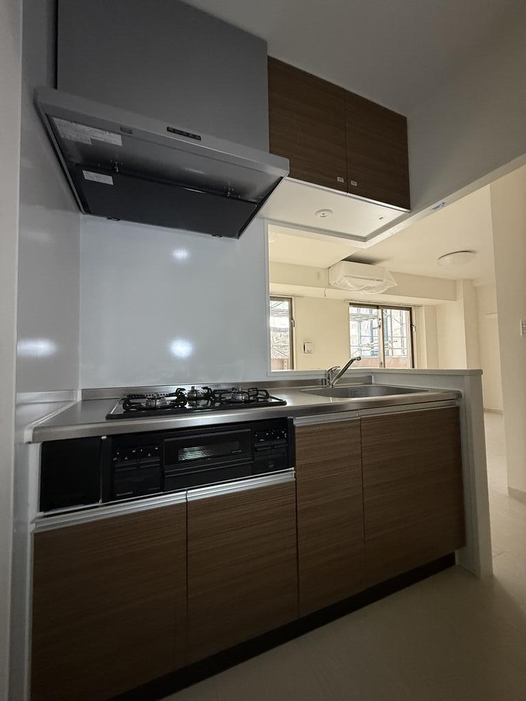 キッチン　工事完了前の内装状況を撮影した写真です