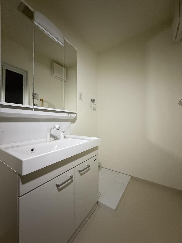 洗面設備　工事完了前の内装状況を撮影した写真です