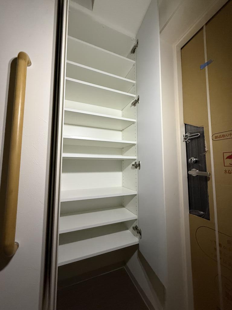玄関　工事完了前の内装状況を撮影した写真です