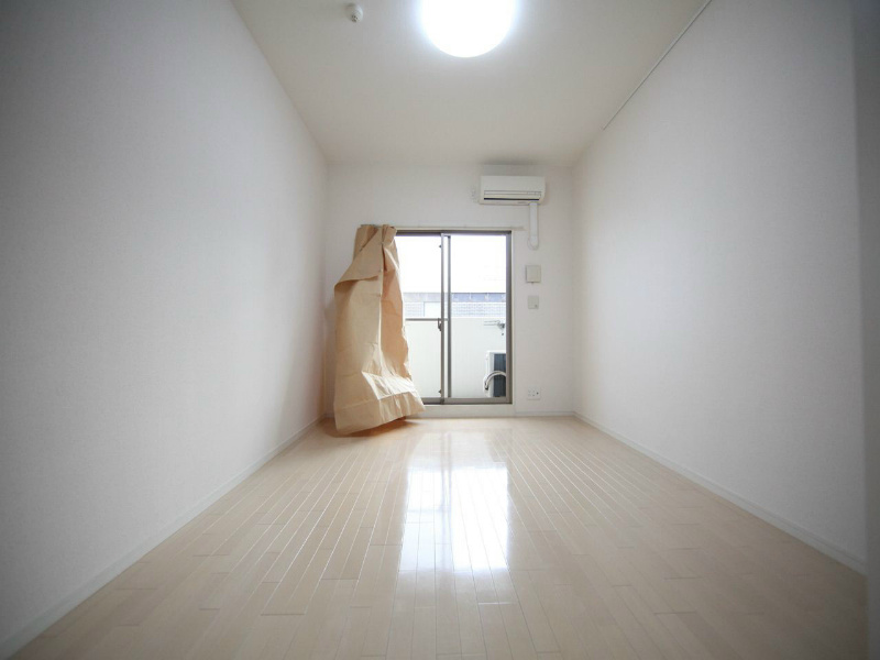 バルコニー　洋室10帖　エアコン完備　バルコニー