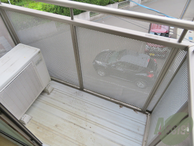 バルコニー　少し小さくても洗濯物はちゃんと外に干せますよ。