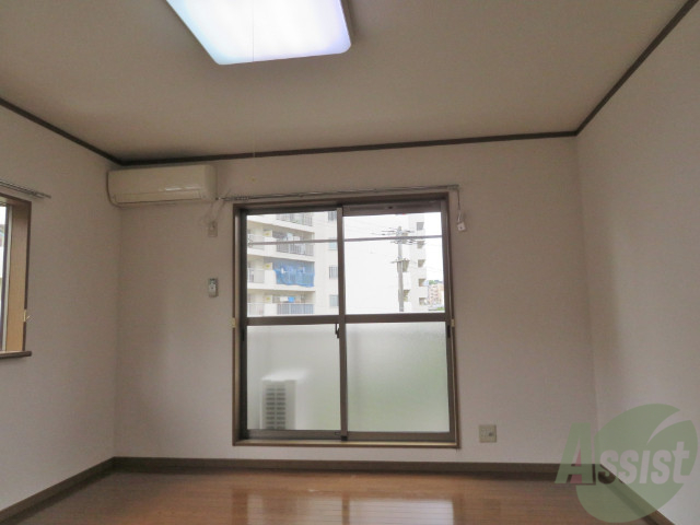 居室・リビング　８帖の洋室です。広々として、きれいですね。