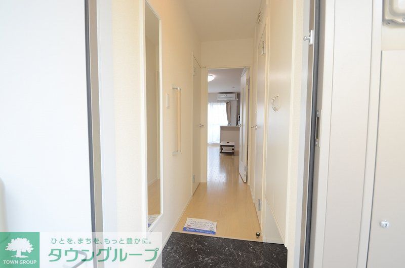玄関　玄関にも姿見設置