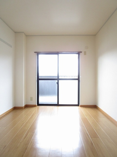 居室・リビング　エアコン完備で一年中快適にお過ごしいただけます。