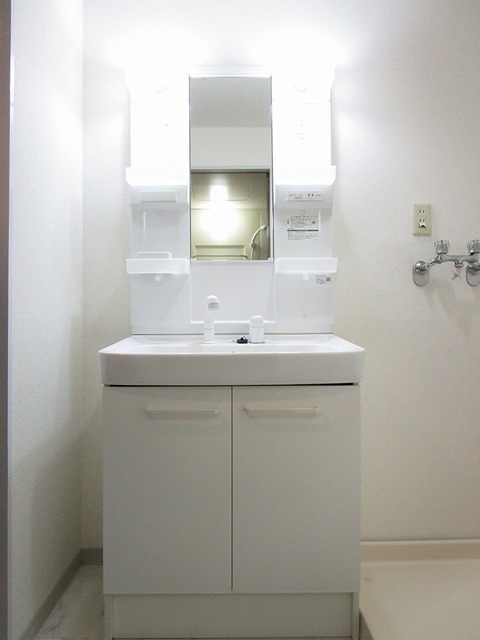 洗面設備　収納棚付きの洗面台です。