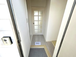 玄関　※写真は別室です