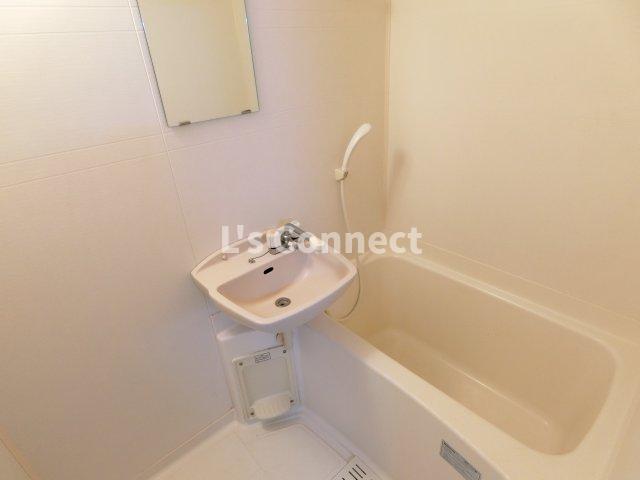 バス・シャワールーム　給湯式のお風呂。