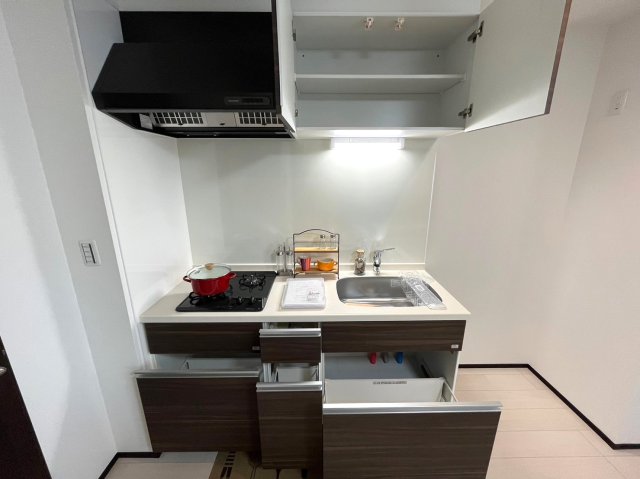 キッチン　同シリーズ物件のモデルルーム写真になります（現況優先）