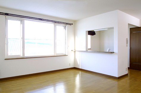 居室・リビング　☆大きな窓で日当たり良好☆