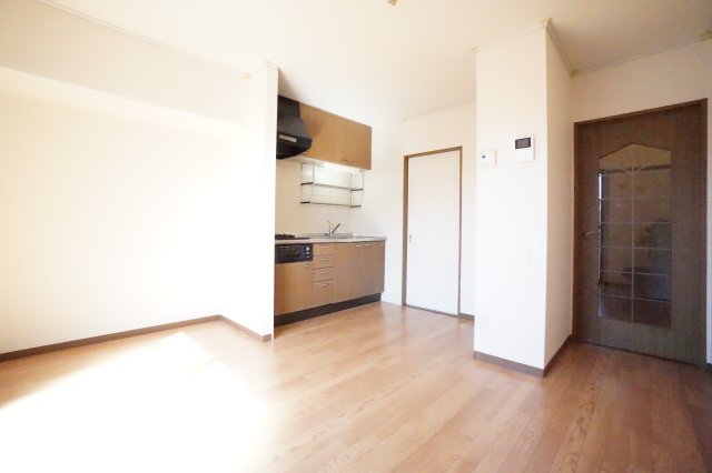 居室・リビング　※同物件・反転タイプの写真です。