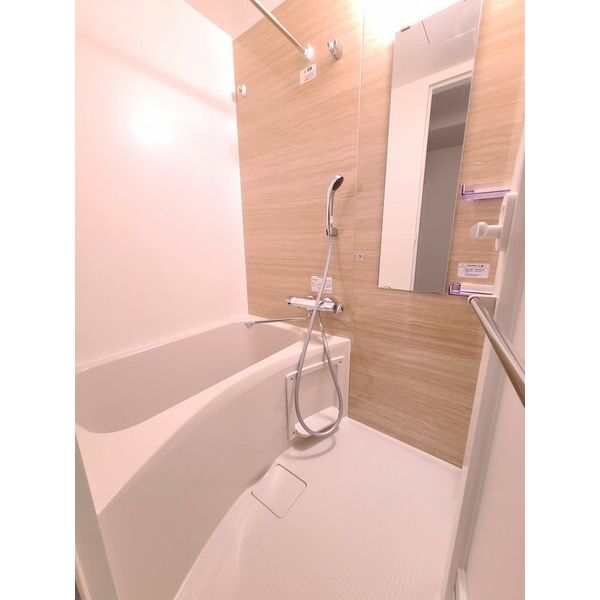 バス・シャワールーム　バストイレ別でゆとりあります。