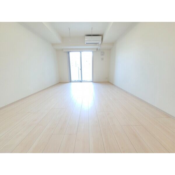 居室・リビング　梁が無く広々とした居室。