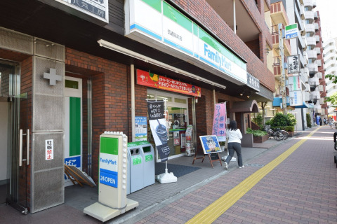 コンビニ　ファミリーマート伝通院前店（コンビニ）まで60m
