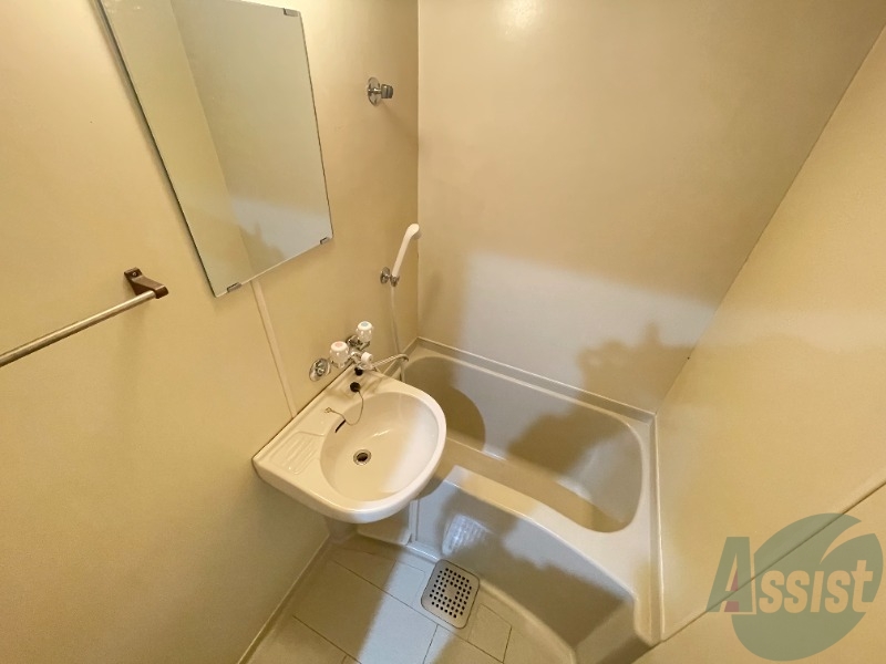 バス・シャワールーム　浴室は狭すぎず、シャワーも浴びやすそうです。