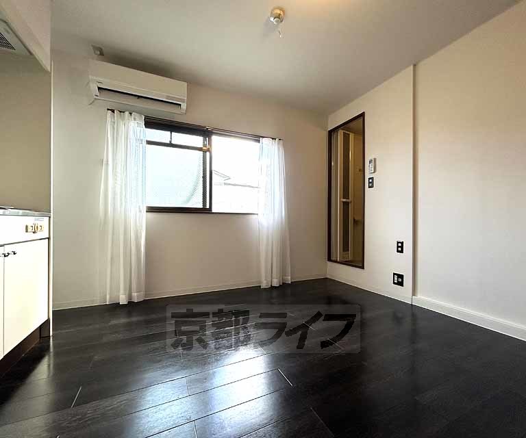 居室・リビング　落ち着いた雰囲気のお部屋です