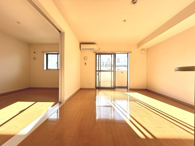 居室・リビング　写真は203号室です（参考）