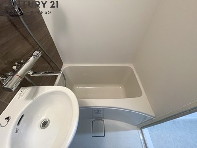 バス・シャワールーム　シンプルなユニットタイプの浴室です